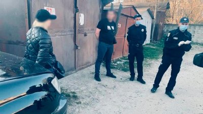 300 тисяч підроблених гривень: на Прикарпатті затримали фальшивомонетників із Полтавщини 300 тисяч підроблених гривень: на Прикарпатті затримали фальшивомонетників із Полтавщини