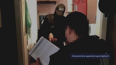 На Хустщині затримано поліцейського через підозру в хабарництві