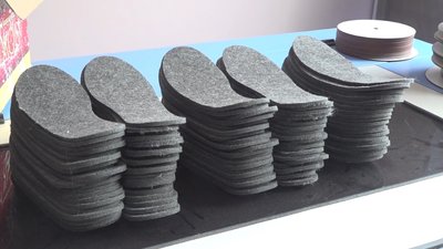 Тернополянин Тарас Малиновський вирізає елементи для військових аптечок Тернополянин Тарас Малиновський вирізає елементи для військових аптечок