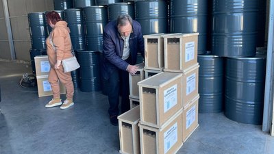 Допомога на бджолиних крильцях. На Миколаївщині бджолярі отримали пакети бджіл