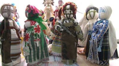 Підтримка, поки діти на фронті: майстриня з Черкащини робить ляльки-мотанки