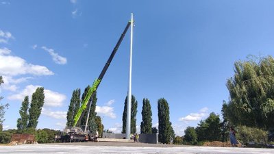 30-метровий флагшток вартістю понад шість мільйонів гривень встановили в Ужгороді 30-метровий флагшток вартістю понад шість мільйонів гривень встановили в Ужгороді