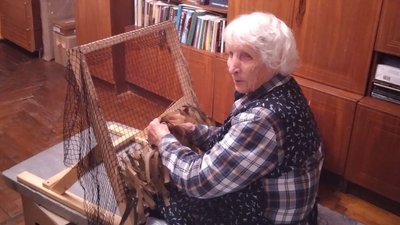 Працюватиме до перемоги та хоче дочекатися розпаду Росії: в Ужгороді 89-річна волонтерка плете чугайстрів для ЗСУ Працюватиме до перемоги та хоче дочекатися розпаду Росії: в Ужгороді 89-річна волонтерка плете чугайстрів для ЗСУ