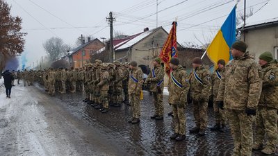 Повернулися з ООС: урочистим маршем пройшли бійці 128-ї бригади у Мукачеві