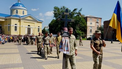 "Хлопці, прикрийте, я зараз їх всіх завалю": у Прилуках попрощалися із загиблим кулеметником Вадимом Макухою "Хлопці, прикрийте, я зараз їх всіх завалю": у Прилуках попрощалися із загиблим кулеметником Вадимом Макухою