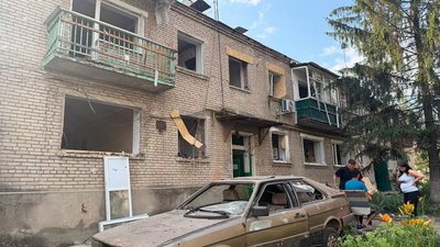 Пошкоджений будинок внаслідок російських атак на Ізюм
