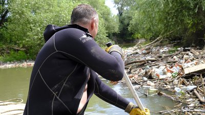Рятувальники розчищають сміттєвий затор на річці Боржава Рятувальники розчищають сміттєвий затор на річці Боржава