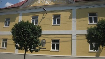 В Ужгороді демонтують зображення російського композитора П. Чайковського з фасаду Ужгородської музичної школи