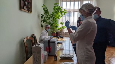 У Франківську депутати міської ради щепилися від COVID-19 під час сесії У Франківську депутати міської ради щепилися від COVID-19 під час сесії