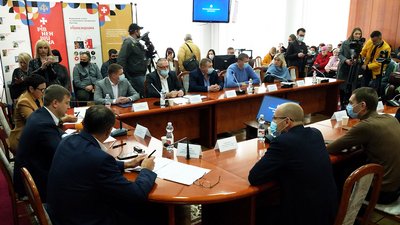 Мітинг під ОДА у Рівному: мер прийшов до голови адміністрації говорити про тариф Мітинг під ОДА у Рівному: мер прийшов до голови адміністрації говорити про тариф