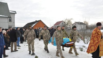 На Тернопільщині попрощалися із загиблим військовослужбовцем На Тернопільщині попрощалися із загиблим військовослужбовцем