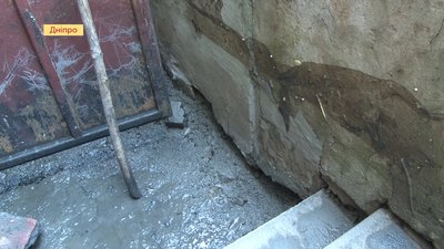 Мешканці житлового будинку у Дніпрі скаржаться на сморід каналізації Мешканці житлового будинку у Дніпрі скаржаться на сморід каналізації