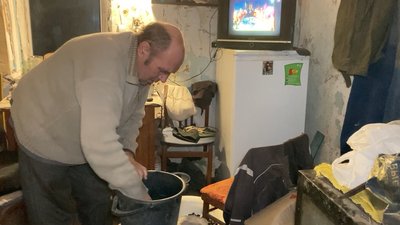 "Прискакали — "освободітєлі": лозов’янин дев'ять місяців живе у розбитій ракетою оселі "Прискакали — "освободітєлі": лозов’янин дев'ять місяців живе у розбитій ракетою оселі