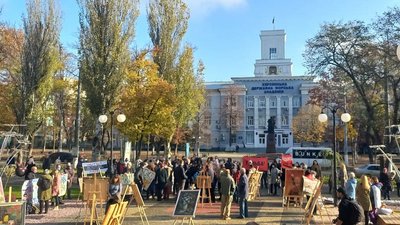 У Херсоні проходить акція протесту на підтримку виставкової зали