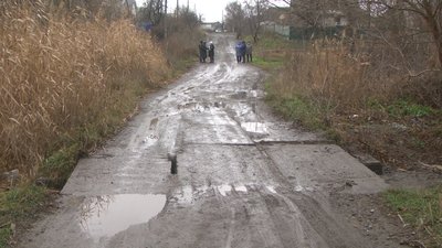 Мешканці селища ДД у Запоріжжі наполягають на ремонті аварійної дороги