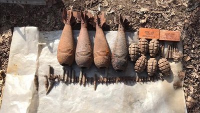 На Луганщині виявили дві схованки з боєприпасами. ФОТО На Луганщині виявили дві схованки з боєприпасами. ФОТО