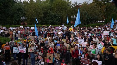 "Краще ходити голою, аніж у хутрі": у 30 містах України пройшов марш за права тварин. Як це було "Краще ходити голою, аніж у хутрі": у 30 містах України пройшов марш за права тварин. Як це було