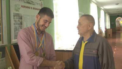 Поганий зір не завадив випускникові Кам'янець_Подільської спецшколи Петрові Тесленку стати чемпіоном України з метання списа. Фото: Суспільне.