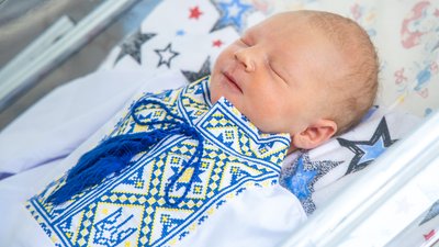 У Дніпрі новонародженим малюкам подарували вишиванки У Дніпрі новонародженим малюкам подарували вишиванки