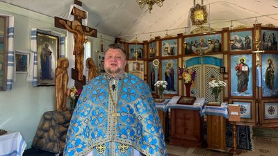 Співає в хорі "Гомін" із 2010 року священник Роман Якимовський