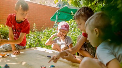 Взяли дітей у переддень війни. У Дніпрі у патронатній сім`ї виховують семеро братів та сестер Взяли дітей у переддень війни. У Дніпрі у патронатній сім`ї виховують семеро братів та сестер