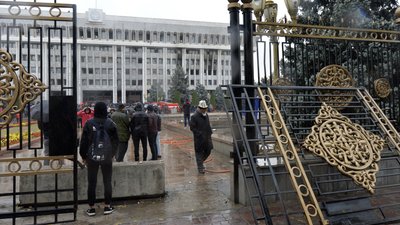 Фото з масових протестів у Киргизстані Фото з масових протестів у Киргизстані