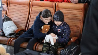 На Житомирщину прибув ще один евакуаційний потяг з переселенцями з Донеччини На Житомирщину прибув ще один евакуаційний потяг з переселенцями з Донеччини