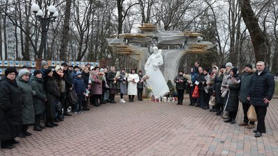У Івано-Франківську вшанували пам'ять героїв Крут і бійців, загиблих у російсько-українській війні У Івано-Франківську вшанували пам'ять героїв Крут і бійців, загиблих у російсько-українській війні