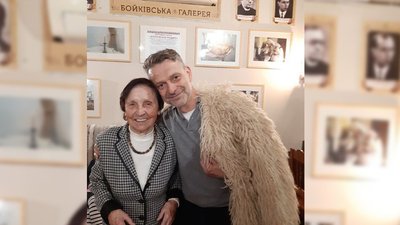 Жінка святкує сотий День народження Жінка святкує сотий День народження