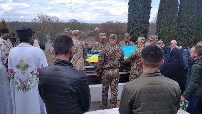 На Тернопільщині попрощалися із бійцем Михайлом Польовим На Тернопільщині попрощалися із бійцем Михайлом Польовим