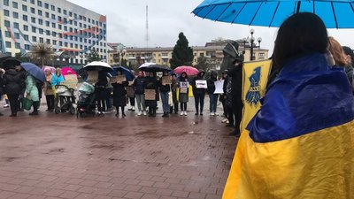 В Івано-Франківську провели мирну акцію на підтримку військовополонених В Івано-Франківську провели мирну акцію на підтримку військовополонених