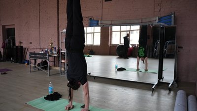 "Тренуємось періодично, але це лише початок". Як у Херсоні відновлює роботу естрадно-циркова студія "Jin Roh" "Тренуємось періодично, але це лише початок". Як у Херсоні відновлює роботу естрадно-циркова студія "Jin Roh"