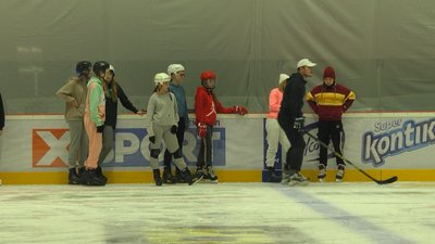 "Весь час у русі": у Маріуполі створили жіночу хокейну команду "Весь час у русі": у Маріуполі створили жіночу хокейну команду