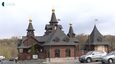 По одній родині: як освячували кошики недільним ранком у Харкові По одній родині: як освячували кошики недільним ранком у Харкові