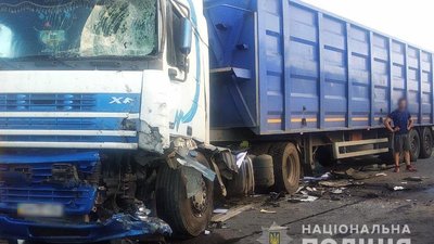 На Полтавщині зіткнулися дві вантажівки: є загиблий водій На Полтавщині зіткнулися дві вантажівки: є загиблий водій