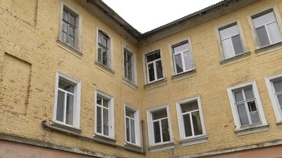 Додому через вікно – у житомирській триповерхівці тріскаються стіни і просідає підлога