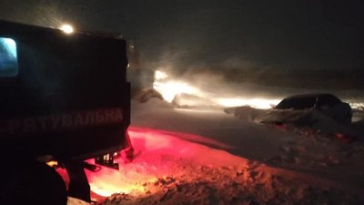 37 вантажівок та дві "швидкі" дістали рятувальники з снігових заметів на Миколаївщині 37 вантажівок та дві "швидкі" дістали рятувальники з снігових заметів на Миколаївщині