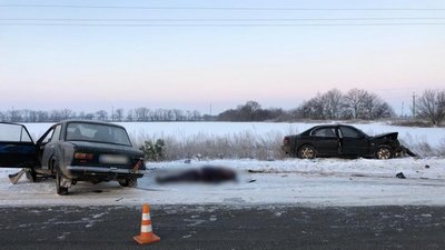 В Одеській області зіткнулися дві автівки: водій загинув, пасажирку госпіталізували