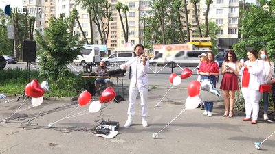 Для лікарів Хмельницького молодь влаштувала святковий флешмоб