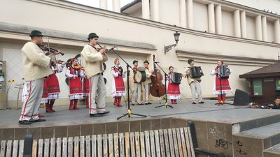 Гуцулка і гопак: у центрі Ужгорода танцювали студенти Закарпаття і Харківщини Гуцулка і гопак: у центрі Ужгорода танцювали студенти Закарпаття і Харківщини