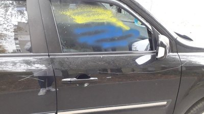 "Обмалювали жовтою та синьою фарбами, подряпали та пробили колеса". У Сумах пошкодили автомобілі "Обмалювали жовтою та синьою фарбами, подряпали та пробили колеса". У Сумах пошкодили автомобілі