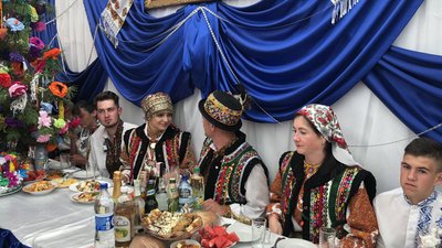 Вінок та танці з хлібом на плечах. Яким було гуцульське весілля на Буковині та Прикарпатті Вінок та танці з хлібом на плечах. Яким було гуцульське весілля на Буковині та Прикарпатті