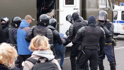 "Народна інавгурація" Тихановської: правозахисники нарахували понад 300 затриманих