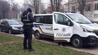 В Одеській області на вулиці знайшли мертвого чоловіка у формі