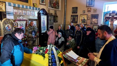 "Добрий хлопець був, безстрашний". Сумчани провели в останню путь воїна Романа Ломакіна "Добрий хлопець був, безстрашний". Сумчани провели в останню путь воїна Романа Ломакіна