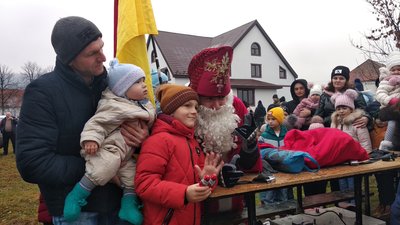 У село Сільце на Закарпатті Миколай приїхав на дрезині У село Сільце на Закарпатті Миколай приїхав на дрезині