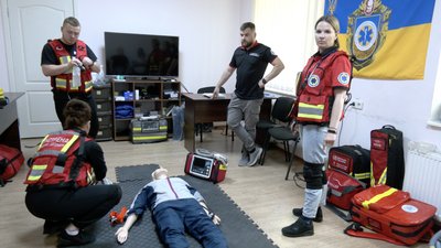 Відпрацьовують роботи за "червоним протоколом": черкаські медики "екстренки" готуються до змагань Відпрацьовують роботи за "червоним протоколом": черкаські медики "екстренки" готуються до змагань