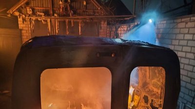 У Кременчуці чоловіка підозрюють у підпалі двох автомобілів У Кременчуці чоловіка підозрюють у підпалі двох автомобілів