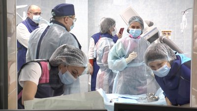 На Житомирщині у Коростенській лікарні зробили першу операцію зі стентування коронарних судин серця На Житомирщині у Коростенській лікарні зробили першу операцію зі стентування коронарних судин серця