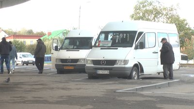 Міські маршрутки та автобуси далекого сполучення у Хмельниціцькому продовжують курсувати у звичному карантинному режимі. Фото: Суспільне.
